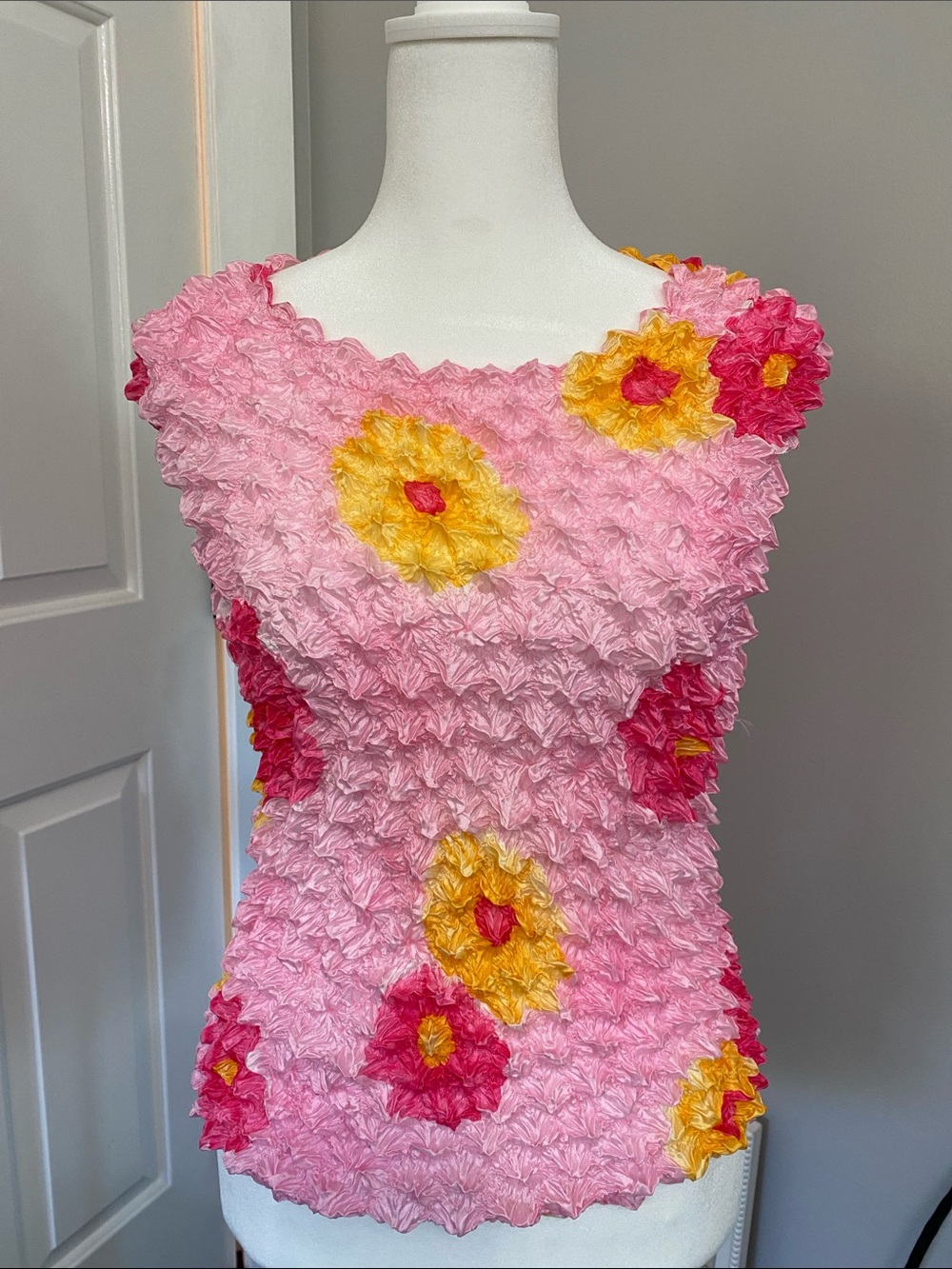 Stretchy sleeveless bubble ruched Top. 100% Polyester. No Size  Listed